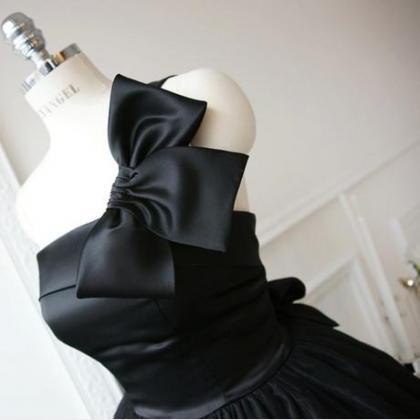 Бант и черное платье